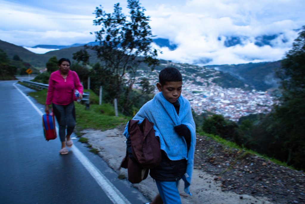 Saignement des pieds. Routes de montagne froide. Trottoir pour un lit. Une journée typique pour des milliers de migrants faisant le long voyage à travers la Colombie.