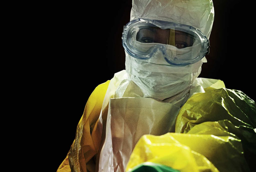 لا تنحصر التدابير المتخذة لوقف انتشار مرض فيروس الإيبولا في توفير المعلومات واللقاحات والعلاج، ولكنها تتعلق أيضاً بكسب ثقة الناس الذين لديهم أسباب وجيهة تدعوهم إلى الحذر.