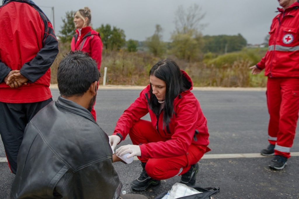 La migración ya no se aborda como una preocupación humanitaria sino como una cuestión de seguridad; por consiguiente, a los migrantes y a quienes intentan brindarles asistencia se los ve como delincuentes.